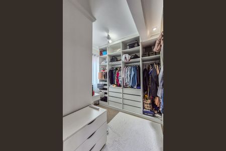 Casa à venda com 289m², 4 quartos e 5 vagas Casa à venda com 289m², 4 quartos e 5 vagasCloset da suíte 4