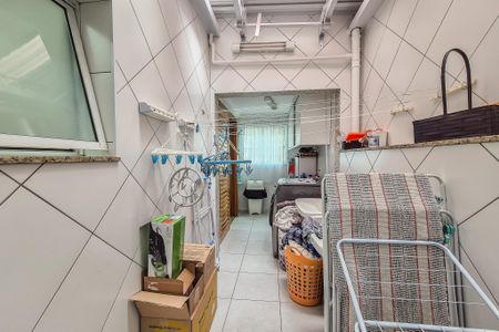 Casa à venda com 289m², 4 quartos e 5 vagas Casa à venda com 289m², 4 quartos e 5 vagasÁrea de Serviço