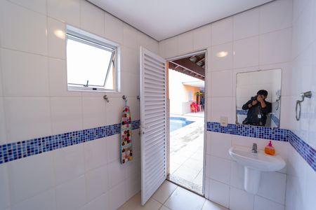 Casa à venda com 350m², 4 quartos e 6 vagasBanheiro de Serviço 2