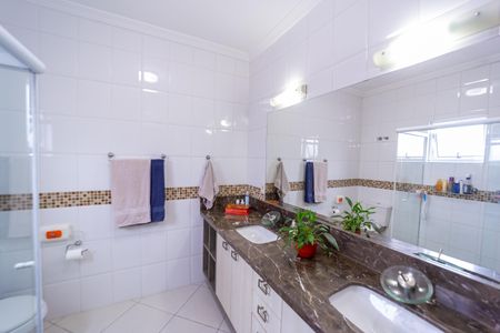 Casa à venda com 350m², 4 quartos e 6 vagasBanheiro Suíte 1 