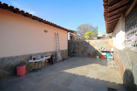 Casa à venda com 273m², 3 quartos e 4 vagasQuintal