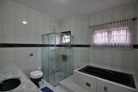 Casa à venda com 362m², 3 quartos e 3 vagasBanheiro da Suíte 1