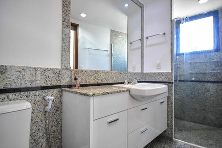 Apartamento à venda com 228m², 4 quartos e 4 vagasBanheiro da Suíte 3