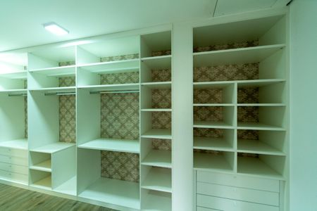 Casa de condomínio para alugar com 550m², 6 quartos e 6 vagas Casa de condomínio para alugar com 550m², 6 quartos e 6 vagasCloset da Suíte 2