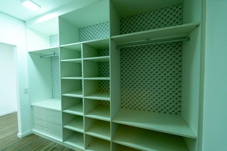 Casa de condomínio para alugar com 550m², 6 quartos e 6 vagas Casa de condomínio para alugar com 550m², 6 quartos e 6 vagasCloset da Suíte 3