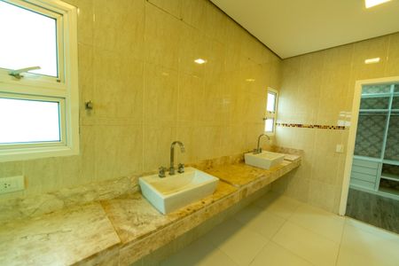 Casa de condomínio para alugar com 550m², 6 quartos e 6 vagas Casa de condomínio para alugar com 550m², 6 quartos e 6 vagasBanheiro da Suíte 2