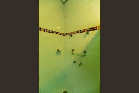 Casa de condomínio para alugar com 550m², 6 quartos e 6 vagas Casa de condomínio para alugar com 550m², 6 quartos e 6 vagasBanheiro da Suíte 1