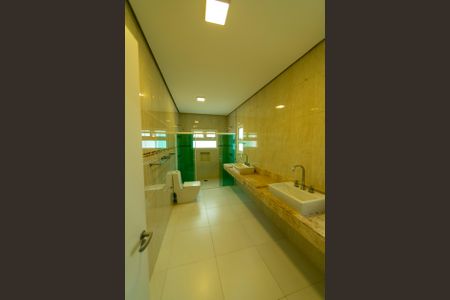 Casa de condomínio para alugar com 550m², 6 quartos e 6 vagas Casa de condomínio para alugar com 550m², 6 quartos e 6 vagasBanheiro da Suíte 2