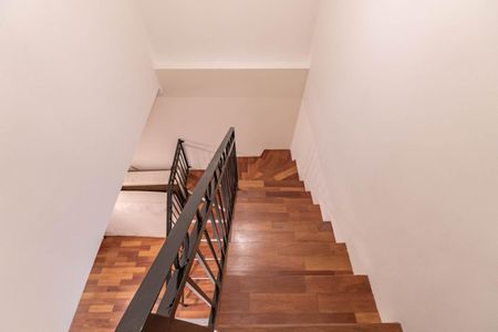 Casa à venda com 225m², 3 quartos e 4 vagasEscadas