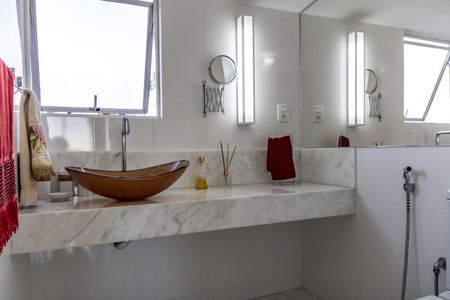 Apartamento à venda com 287m², 4 quartos e 3 vagasBanheiro da Suíte 2