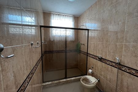 Casa à venda com 466m², 4 quartos e 8 vagas Casa à venda com 466m², 4 quartos e 8 vagasBanheiro da suíte 2