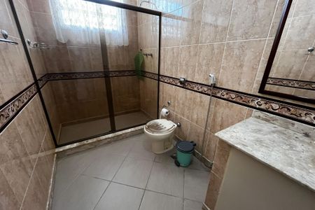 Casa à venda com 466m², 4 quartos e 8 vagas Casa à venda com 466m², 4 quartos e 8 vagasBanheiro da suíte 2