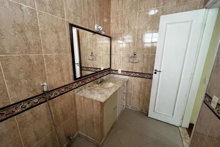 Casa à venda com 466m², 4 quartos e 8 vagas Casa à venda com 466m², 4 quartos e 8 vagasBanheiro da suíte 2