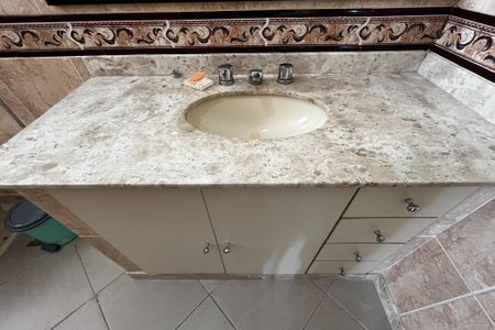 Casa à venda com 466m², 4 quartos e 8 vagas Casa à venda com 466m², 4 quartos e 8 vagasBanheiro da suíte 2