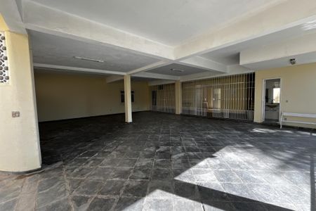 Casa à venda com 466m², 4 quartos e 8 vagas Casa à venda com 466m², 4 quartos e 8 vagasGaragem