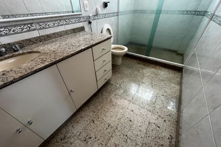 Casa à venda com 466m², 4 quartos e 8 vagas Casa à venda com 466m², 4 quartos e 8 vagasBanheiro da Suíte 3