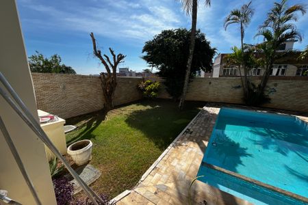 Casa à venda com 466m², 4 quartos e 8 vagas Casa à venda com 466m², 4 quartos e 8 vagasQuintal