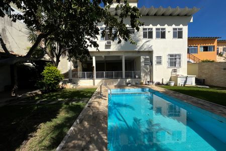 Casa à venda com 466m², 4 quartos e 8 vagas Casa à venda com 466m², 4 quartos e 8 vagasQuintal