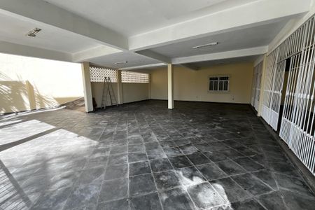 Casa à venda com 466m², 4 quartos e 8 vagas Casa à venda com 466m², 4 quartos e 8 vagasGaragem