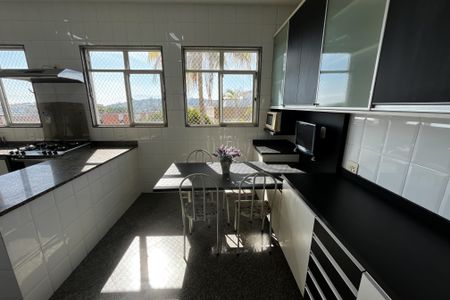 Casa à venda com 466m², 4 quartos e 8 vagas Casa à venda com 466m², 4 quartos e 8 vagasCozinha