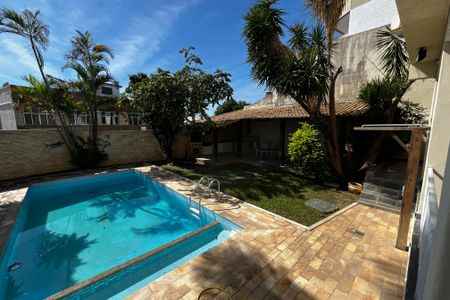 Casa à venda com 466m², 4 quartos e 8 vagas Casa à venda com 466m², 4 quartos e 8 vagasQuintal