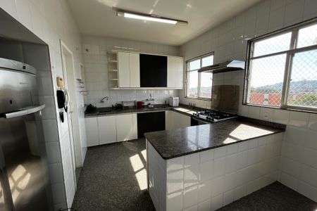 Casa à venda com 466m², 4 quartos e 8 vagas Casa à venda com 466m², 4 quartos e 8 vagasCozinha