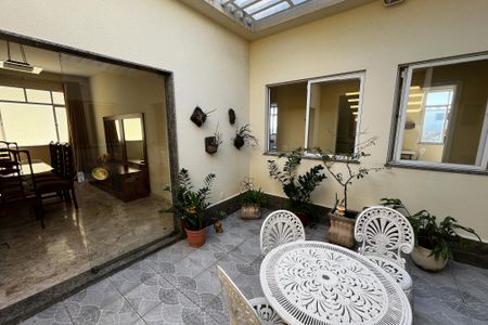 Casa à venda com 466m², 4 quartos e 8 vagas Casa à venda com 466m², 4 quartos e 8 vagasVaranda da Sala