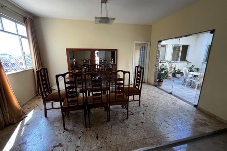 Casa à venda com 466m², 4 quartos e 8 vagas Casa à venda com 466m², 4 quartos e 8 vagasSala