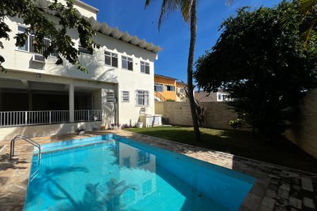 Casa à venda com 466m², 4 quartos e 8 vagas Casa à venda com 466m², 4 quartos e 8 vagasQuintal