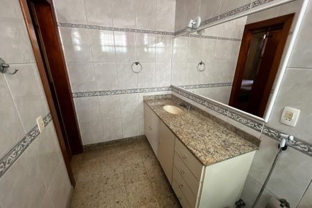 Casa à venda com 466m², 4 quartos e 8 vagas Casa à venda com 466m², 4 quartos e 8 vagasBanheiro da Suíte 3