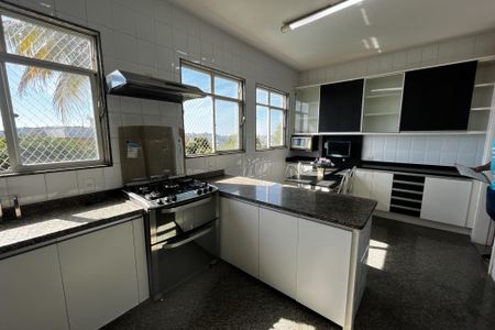 Casa à venda com 466m², 4 quartos e 8 vagas Casa à venda com 466m², 4 quartos e 8 vagasCozinha