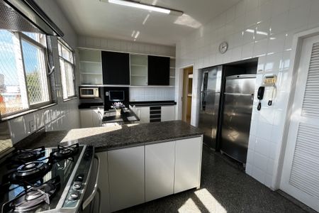 Casa à venda com 466m², 4 quartos e 8 vagas Casa à venda com 466m², 4 quartos e 8 vagasCozinha