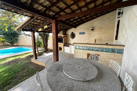 Casa à venda com 466m², 4 quartos e 8 vagas Casa à venda com 466m², 4 quartos e 8 vagasQuintal