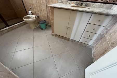 Casa à venda com 466m², 4 quartos e 8 vagas Casa à venda com 466m², 4 quartos e 8 vagasBanheiro da suíte 2