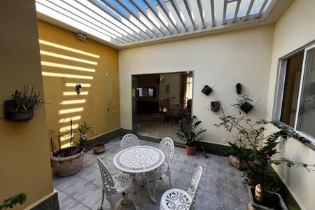 Casa à venda com 466m², 4 quartos e 8 vagas Casa à venda com 466m², 4 quartos e 8 vagasVaranda da Sala