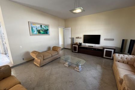 Casa à venda com 466m², 4 quartos e 8 vagas Casa à venda com 466m², 4 quartos e 8 vagasSala