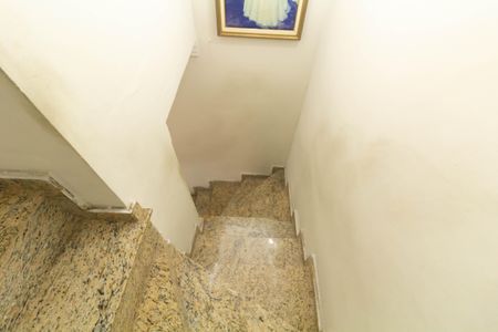 Casa de condomínio à venda com 70m², 2 quartos e 1 vaga Casa de condomínio à venda com 70m², 2 quartos e 1 vagaEscada