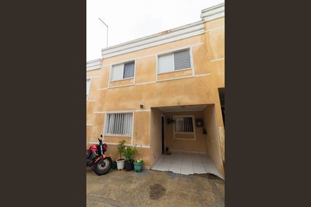 Casa de condomínio à venda com 70m², 2 quartos e 1 vaga Casa de condomínio à venda com 70m², 2 quartos e 1 vagaFachada