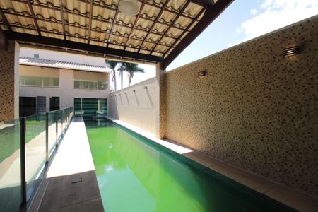 Casa para alugar com 640m², 4 quartos e 4 vagasÁrea comum - Piscina