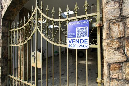 Casa à venda com 194m², 3 quartos e 3 vagasFachada