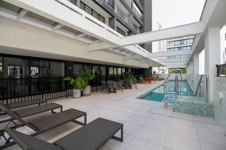 Studio para alugar com 32m², 1 quarto e 1 vaga Studio para alugar com 32m², 1 quarto e 1 vagaÁrea Comum - Piscina