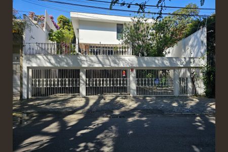 Casa à venda com 436m², 4 quartos e 4 vagasFachada