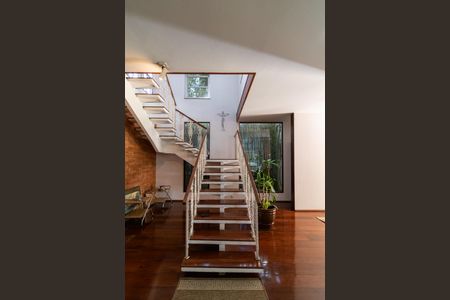 Casa à venda com 436m², 4 quartos e 4 vagasEscada