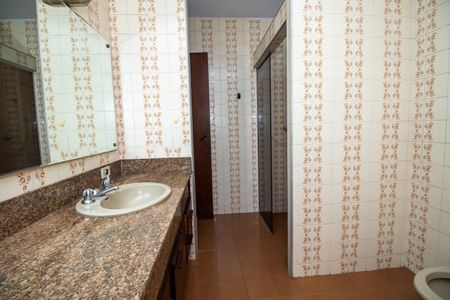 Casa para alugar com 436m², 4 quartos e 4 vagasBanheiro da Suíte 2