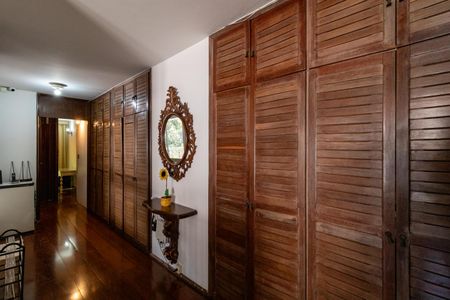 Casa à venda com 436m², 4 quartos e 4 vagasCorredor