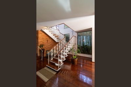 Casa à venda com 436m², 4 quartos e 4 vagasEscada