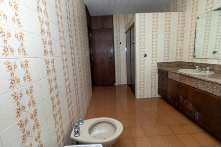 Casa para alugar com 436m², 4 quartos e 4 vagasBanheiro da Suíte 1