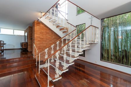 Casa para alugar com 436m², 4 quartos e 4 vagasEscada de Acesso