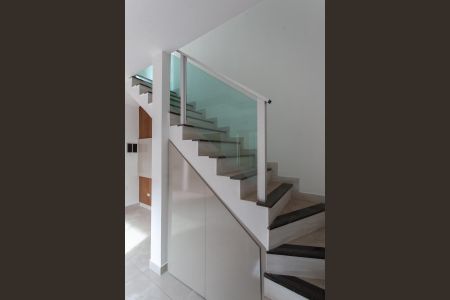 Casa à venda com 85m², 2 quartos e 2 vagasEscada