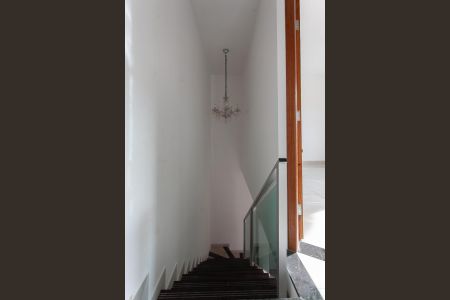 Casa à venda com 85m², 2 quartos e 2 vagasEscada